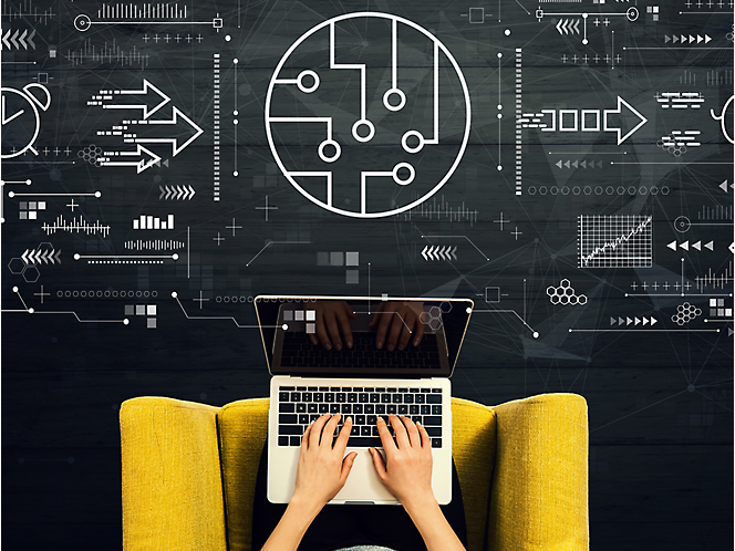 Žmogaus, besinaudojančio nešiojamuoju kompiuteriu, vaizdas iš viršaus su skaitmenine grafika, susijusia su technologijomis ir inovacijomis, projektuojama ant sienos priešais.