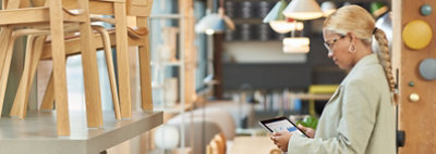 Eine Arbeitskraft im Einzelhandel, die ein Tablet nutzt