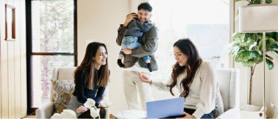 Skupina lidí v místnosti, která diskutuje na určité téma