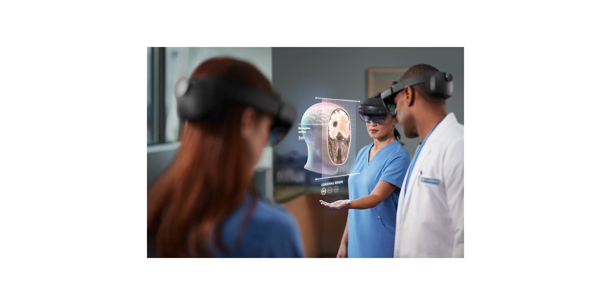 Tres profesionales sanitarios usan HoloLens 2 para ver un diagrama de realidad mixta de una cabeza humana. 
