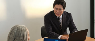 Two persons are talking to each other