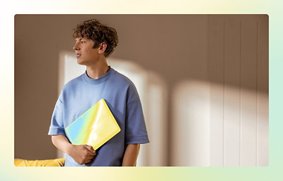 A person holding a yellow folder.