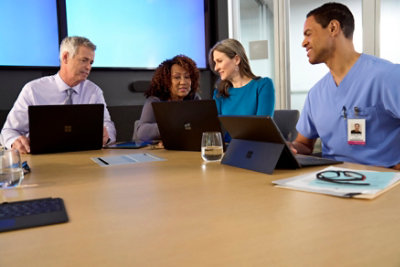 Eine Frau in einem weißen Kittel, die mit einer Ärztin spricht.