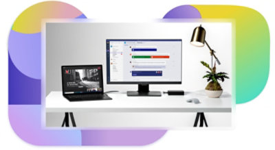 Galds aprīkots ar klēpjdatoru un monitoru, kurā redzama prezentācija, kas notiek Teams videosarunā, un teksta tērzēšanā programmā Teams.