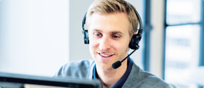 شخص يرتدي سماعة رأس