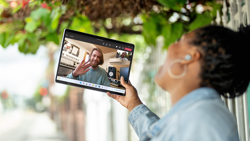 Un étudiant utilise Microsoft Teams pour communiquer avec un ami lors d’un appel vidéo.