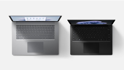 Ein Platinum 15-Zoll Surface Laptop 5 neben einem Black 13-Zoll Surface Laptop 5.