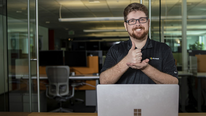 Un expert produit Microsoft utilise la langue des signes américaine pour aider un client.