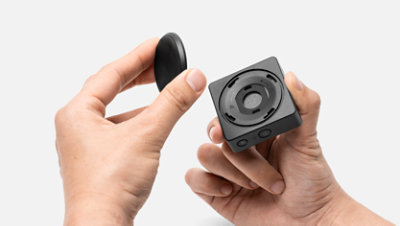 Une paire de mains assemble un bouton adaptatif Microsoft.