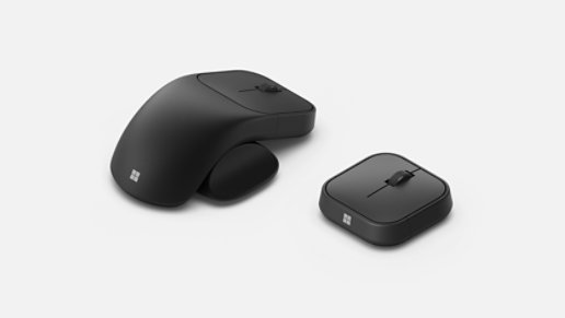 Microsoft Adaptive Mouse с присоединенными аксессуарами для поддержки хвоста и большого пальца, а также сама по себе.
