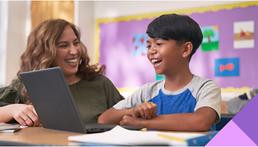 Ein Schüler und ein Lehrer lachen gemeinsam.