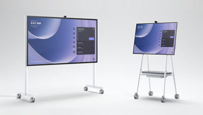 Surface Hub 3 for Business in zwei Größen auf mobilen Geräteständern.
