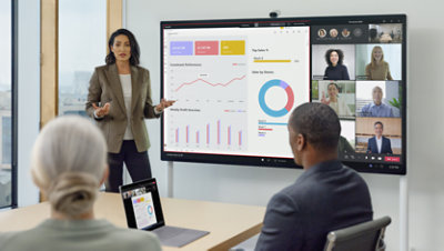 Una persona usa un dispositivo Surface Hub 2S e una Webcam smart Surface Hub 2 per presentare un'infografica ai membri del team lavorano in ufficio e da remoto.