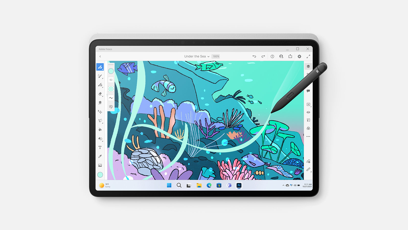 Een Surface Slim Pen tekent een levendige oceaanscène in de Adobe Fresco-app op een Surface-apparaat.