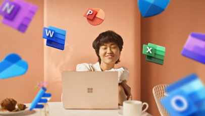 אישה צעירה עובדת במחשב נייד Surface כשסמלים של אפליקציית Microsoft 365 מסתובבים סביב ראשה.