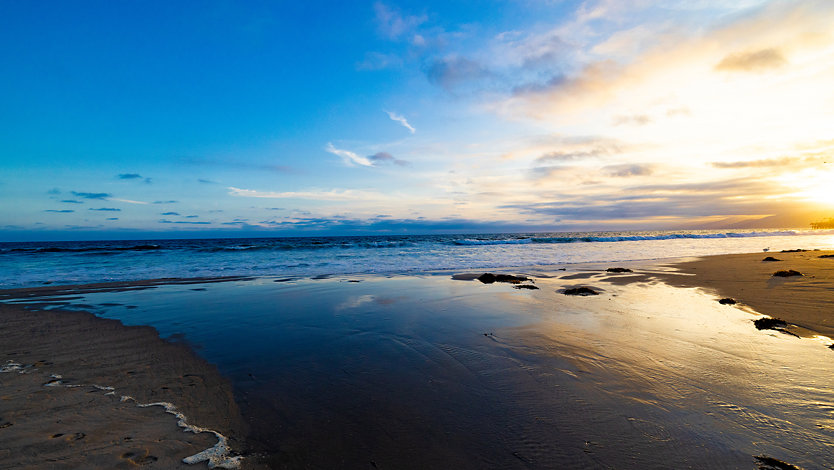 Un paisaje de mar virgen, que representa el compromiso de Microsoft con el medio ambiente. 