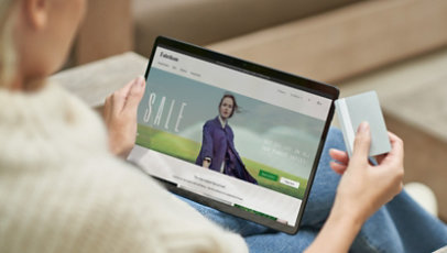 Une personne utilisant une tablette pour faire des achats en ligne.