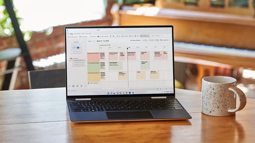 Outlook カレンダーをフル画面表示しているノート PC。