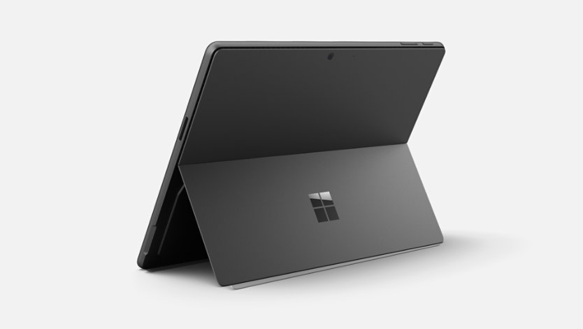 Rückansicht eines Surface Pro, 13-Zoll (12. Edition) mit ausgeklapptem integriertem Kickstand.