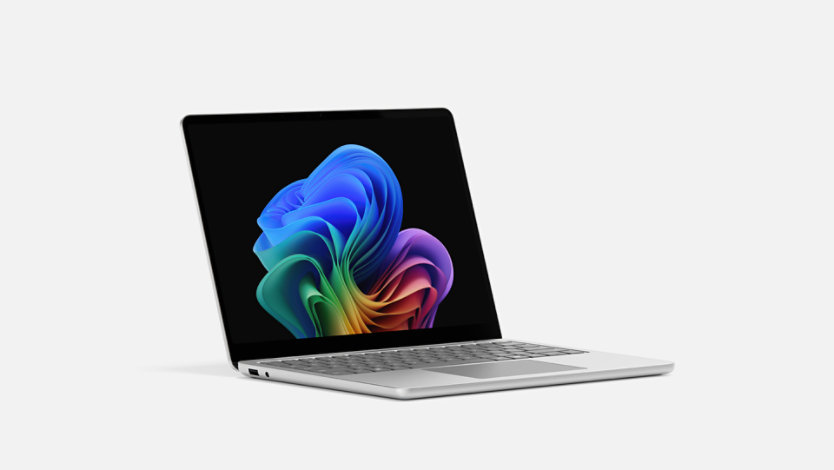 Un Surface Laptop pour l’entreprise de couleur Platine, un Copilot Plus PC avec des processeurs Intel®.