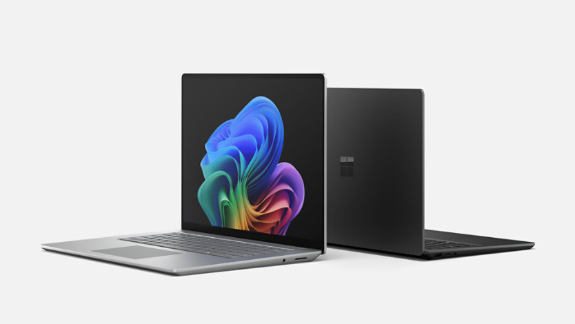 Un Surface Laptop pour l’entreprise 15 pouces dans la couleur Platine et un Surface Laptop pour l’entreprise 13,8 pouces dans la couleur noire, des Copilot Plus PC avec processeurs Intel®, affichés dos à dos.