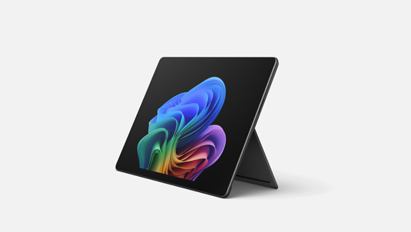 Un Surface Pro pour l’entreprise dans la couleur noire, un Copilot Plus PC avec des processeurs Intel®.