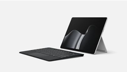 法人向け Surface Pro と法人向け Surface Pro 13 インチ フレックス キーボードの組み合わせ。どちらもプラチナ カラー。