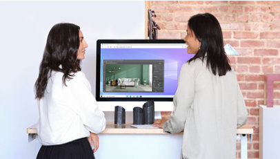 Twee vrouwen werken aan een computer