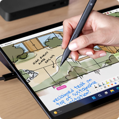 Uma pessoa utiliza uma Slim Pen para desenhar no ecrã tátil de um Surface Pro para Empresas.
