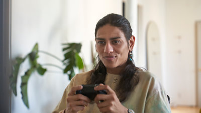 Eine Person hält einen Controller und spielt ein Videospiel.