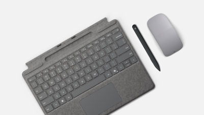 Divers accessoires Surface, tels que clavier, souris et stylet.
