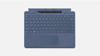 Un clavier Surface Pro Signature bleu saphir avec un Slim Pen 2 posé dans le plumier intégré.