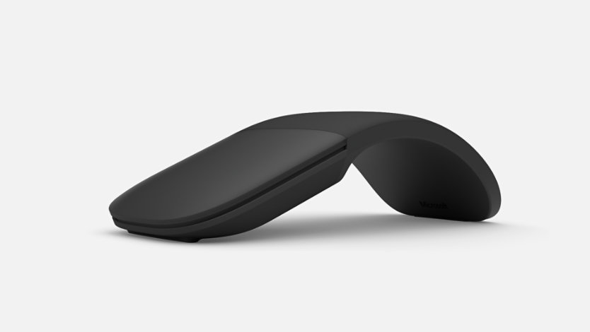 Widok myszy Surface Arc Mouse w kolorze czarnym z przodu z prawej strony.