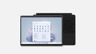 Ein Surface Pro 9 in Platin und ein Type Cover in Schwarz.