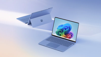 Ein Surface Laptop und ein Surface Pro Copilot+ PC in Saphirblau.