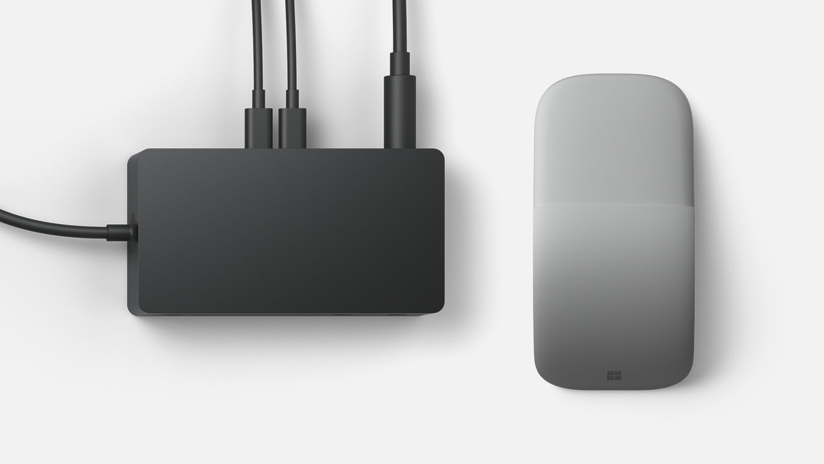 Ein Surface Doch 2 mit Kabel und einer Surface Arc Mouse