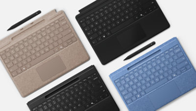 Ein Surface Pro, Pro Signature, und Pro Flex Keyboards mit Slim Pen.