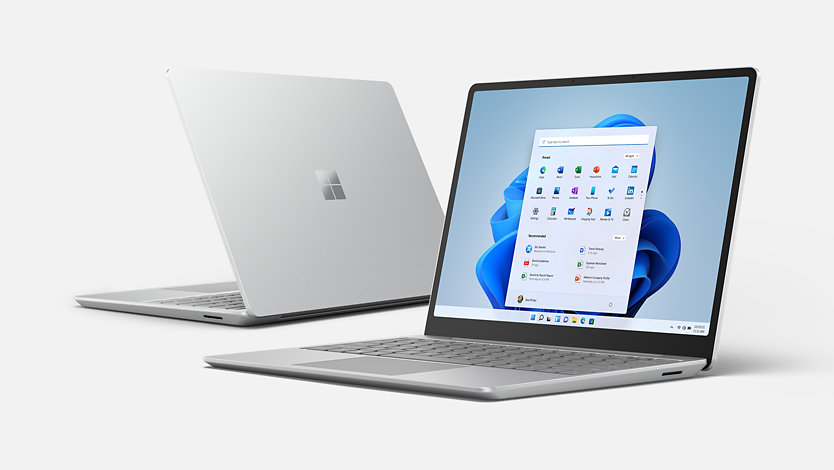 Två Surface Laptop Go 2-enheter i färgen Platinum.