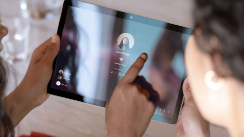 Elternteil und Kind melden sich auf Surface Go 3-Tablet mit Profil des Kinds an.
