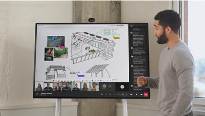 Un homme utilise une Surface Hub 3 pour collaborer avec ses collègues sur Teams.