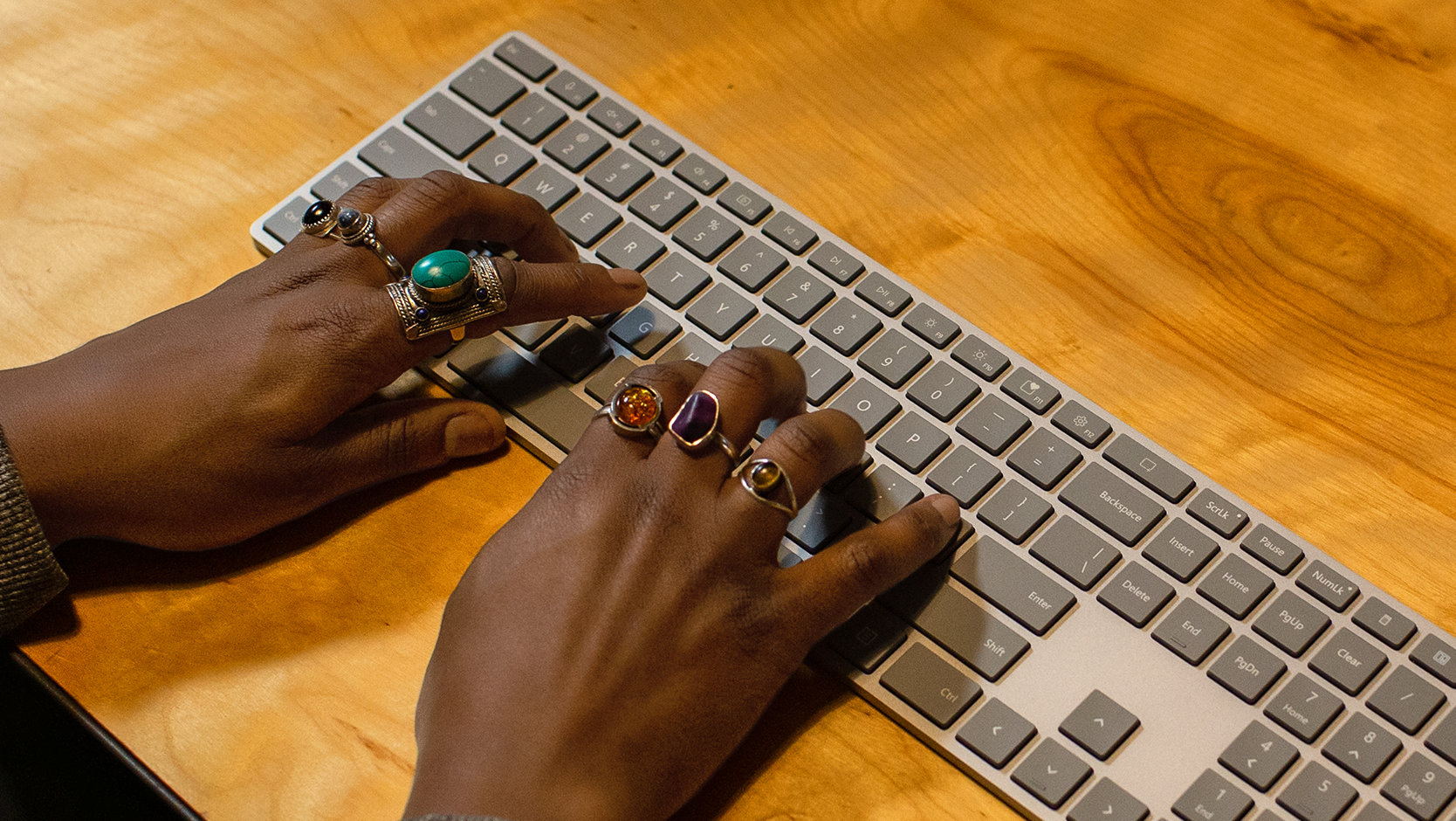 Une personne saisit du texte sur un Clavier Surface pour les entreprises.