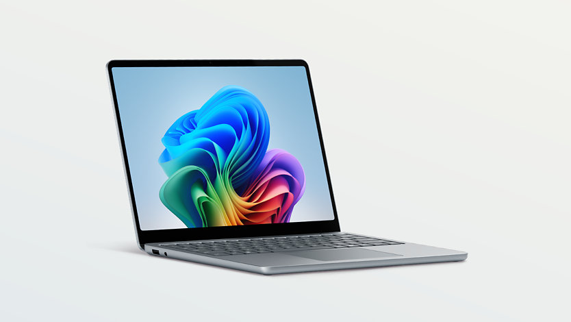 Eine schräge Ansicht zeigt einen Surface Laptop, Copilot+ PC, 13 Zoll in der Farbe Ozean.