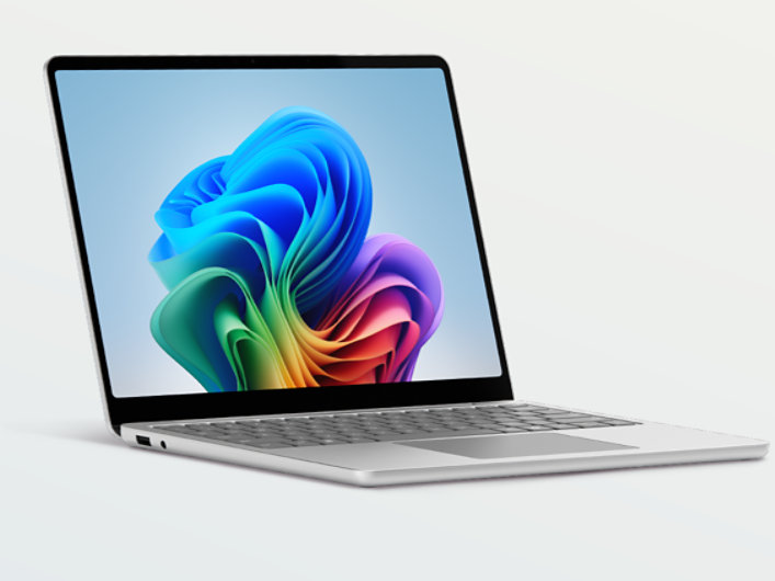Widok pod kątem na Surface Laptop, Copilot+ PC, 13 cali w kolorze platynowym.