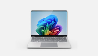 プラチナ色の Surface Laptop, 13.8 インチ。