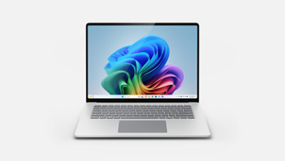プラチナ色の Surface Laptop, 15 インチ。