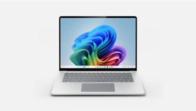 プラチナ色の Surface Laptop, 15 インチ。