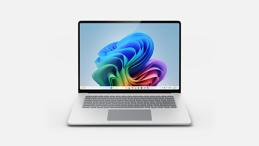 プラチナ色の Surface Laptop, 15 インチ。