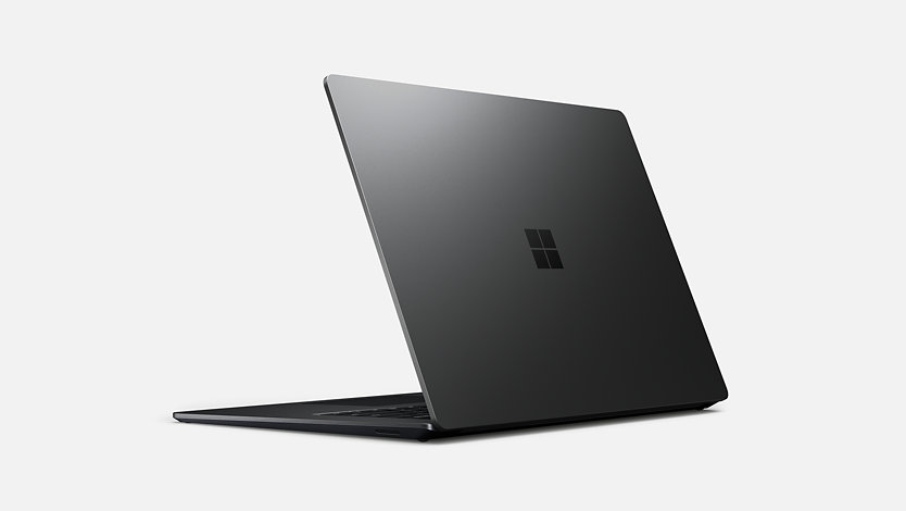 Rückansicht eines aufgeklappten Surface Laptop 3 in Schwarz.