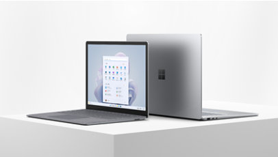 Immagine di un Surface Laptop 5 platinum da 13 e uno da 15 pollici.