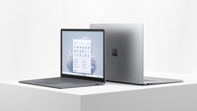 Imagen de dos dispositivos Surface Laptop 5. 